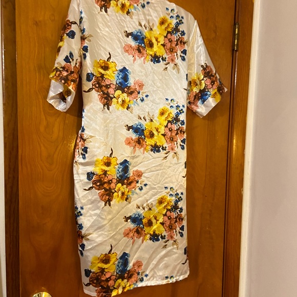 🔴3/$30 Sale 🔴NWOT🔥Emily Stacey” White Floral Robe - Picture 2 of 2